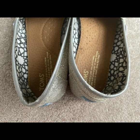 Toms slip ons silver size 8.5 - Picture 3 of 7